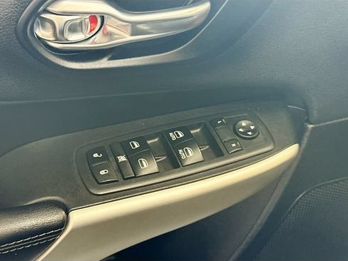 Used 2018 Jeep Cherokee Latitude Plus w/ Comfort/Convenience Group AWD/4WD image 18