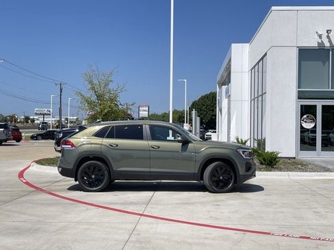 New 2026 Volkswagen Atlas Cross Sport SE FWD image 5