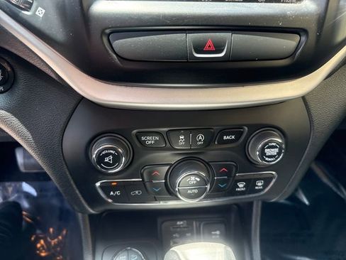 Used 2017 Jeep Cherokee Trailhawk w/ Comfort/Convenience Group AWD/4WD image 15