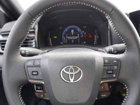 Used 2026 Toyota Camry Hybrid image 22