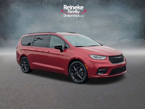 Used 2025 Chrysler Pacifica Limited image 3