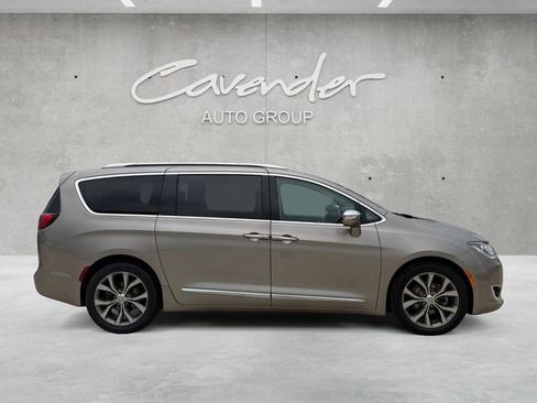 Used 2018 Chrysler Pacifica Limited w/ Tire & Wheel Group FWD image 17