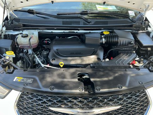 Used 2023 Chrysler Pacifica Touring-L FWD image 21