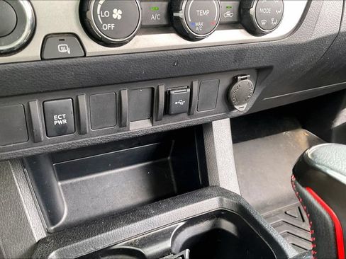 Used 2020 Toyota Tacoma SR AWD/4WD image 16