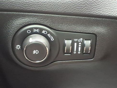 Used 2018 Jeep Compass Latitude w/ Popular Equipment Group image 24