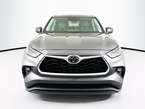 Used 2024 Toyota Highlander XLE image 2