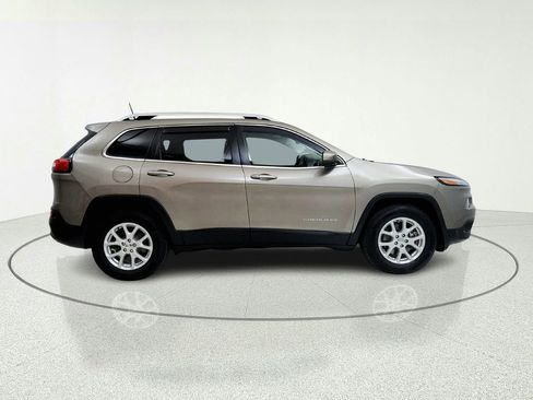 Used 2017 Jeep Cherokee Latitude w/ Comfort/Convenience Group AWD/4WD image 9