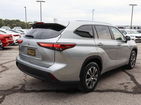 Used 2024 Toyota Highlander XLE image 4