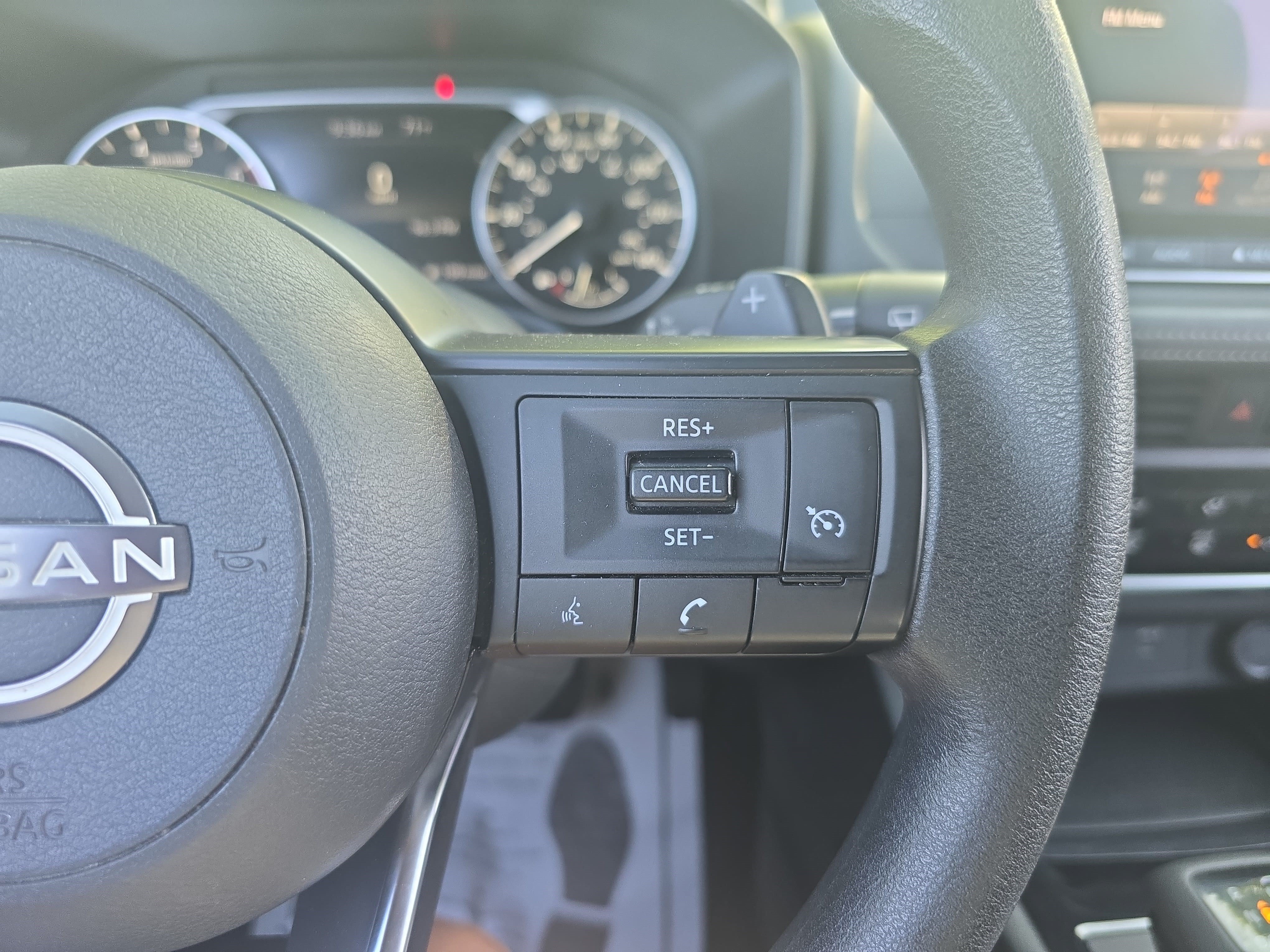 Used 2024 Nissan Rogue S AWD/4WD image 18