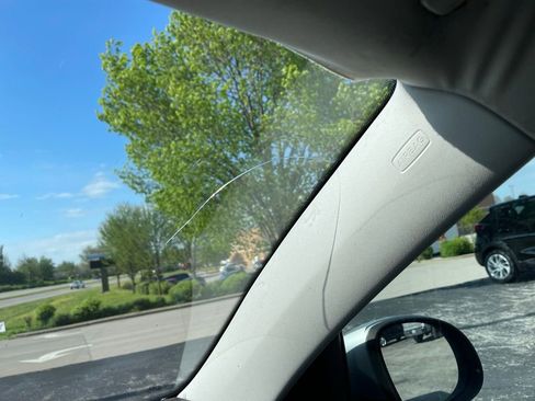 Used 2011 Volkswagen Tiguan S image 28