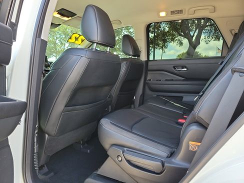 Used 2022 Nissan Pathfinder SL FWD image 12