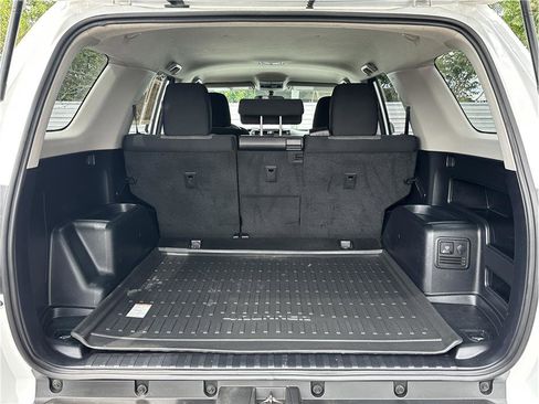 Used 2018 Toyota 4Runner SR5 AWD/4WD image 31
