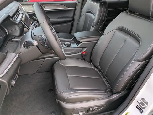 New 2025 Jeep Grand Cherokee Limited w/ Black Appearance Package image 11