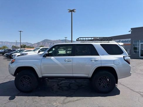 Used 2017 Toyota 4Runner SR5 AWD/4WD image 7