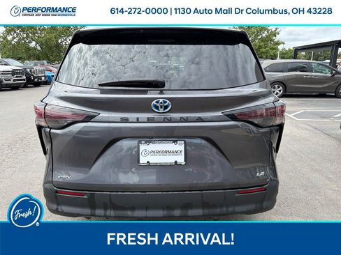 Used 2025 Toyota Sienna LE FWD image 9