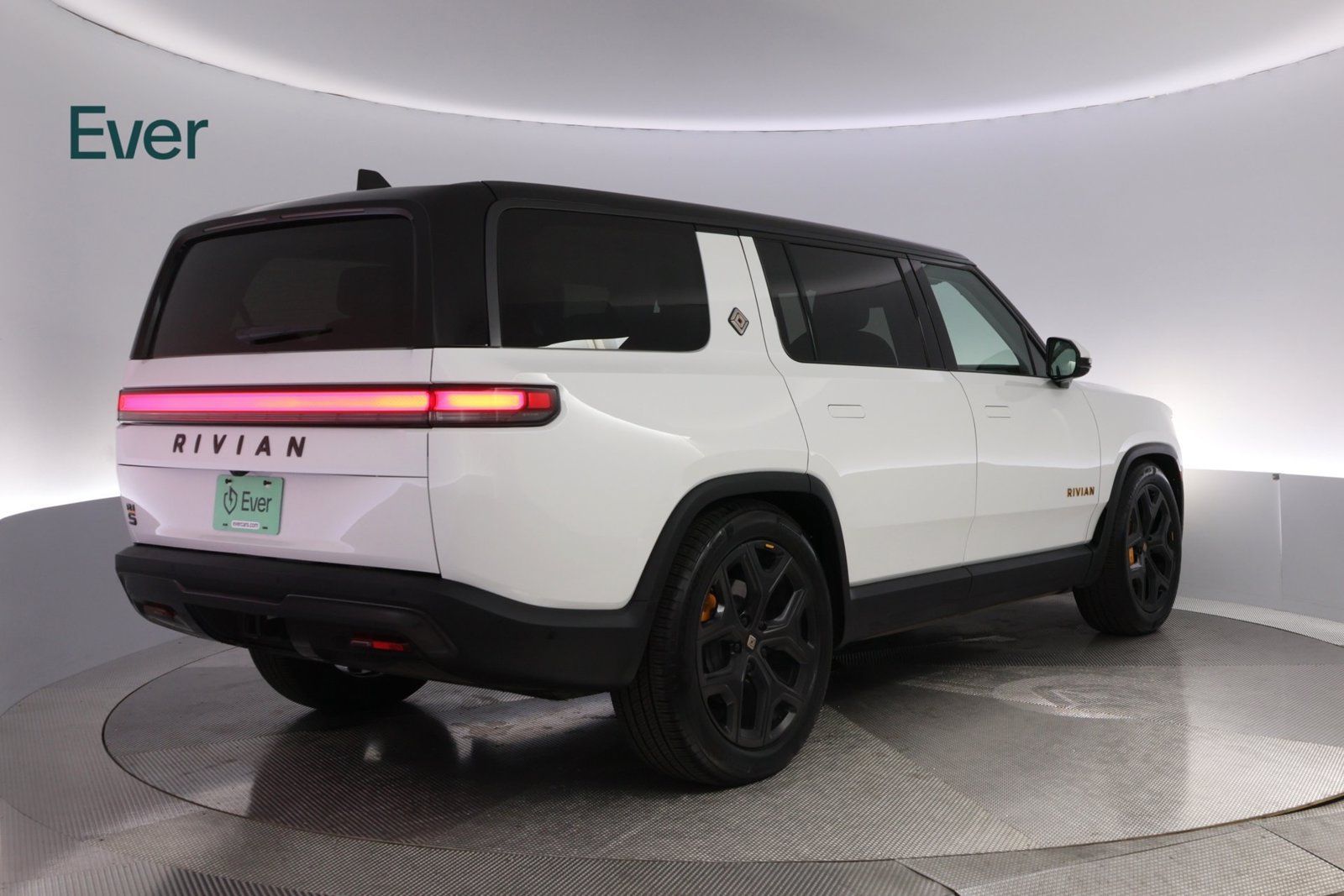 Used 2025 Rivian R1S Premium Dual AWD/4WD image 3