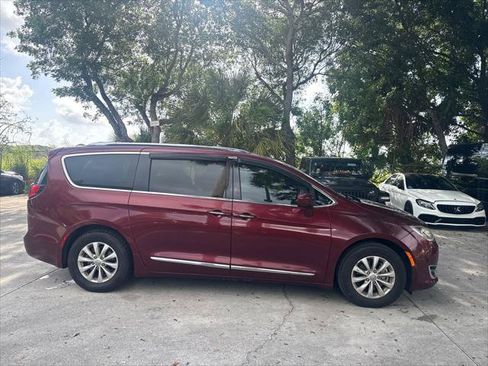 Used 2019 Chrysler Pacifica Touring-L FWD image 6