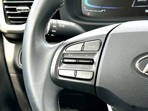Used 2025 Hyundai Venue SEL FWD image 24