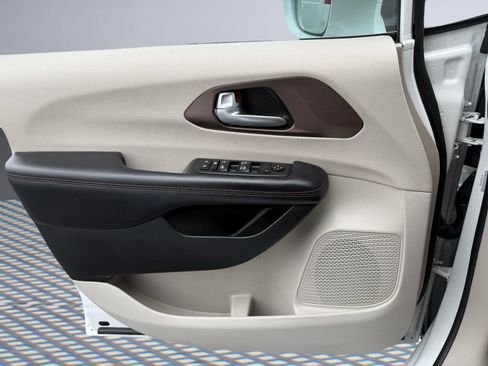 Used 2017 Chrysler Pacifica Touring-L FWD image 24