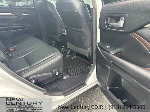 Used 2018 Toyota Highlander XLE AWD/4WD image 17