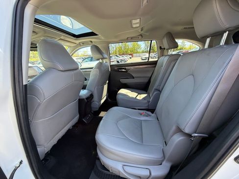 Used 2023 Toyota Highlander Limited image 25