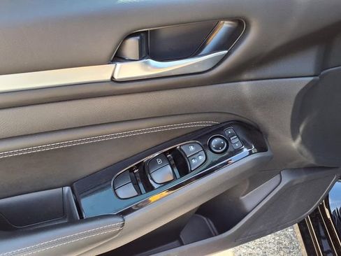 Used 2023 Nissan Altima 2.5 SV w/ SV Premium Package FWD image 18