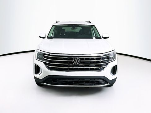 Used 2025 Volkswagen Atlas SE image 2