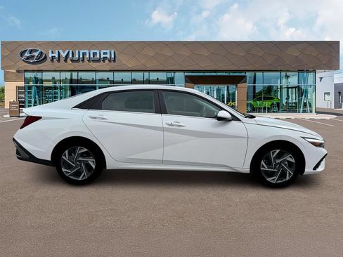 Used 2025 Hyundai Elantra SEL w/ Cargo Package FWD image 9