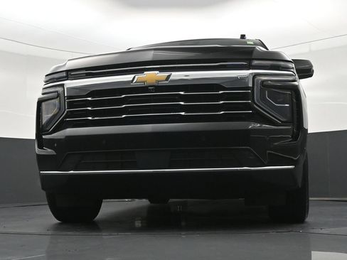 Used 2025 Chevrolet Suburban LT RWD image 32