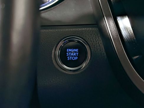 Used 2020 Toyota Camry XLE image 28