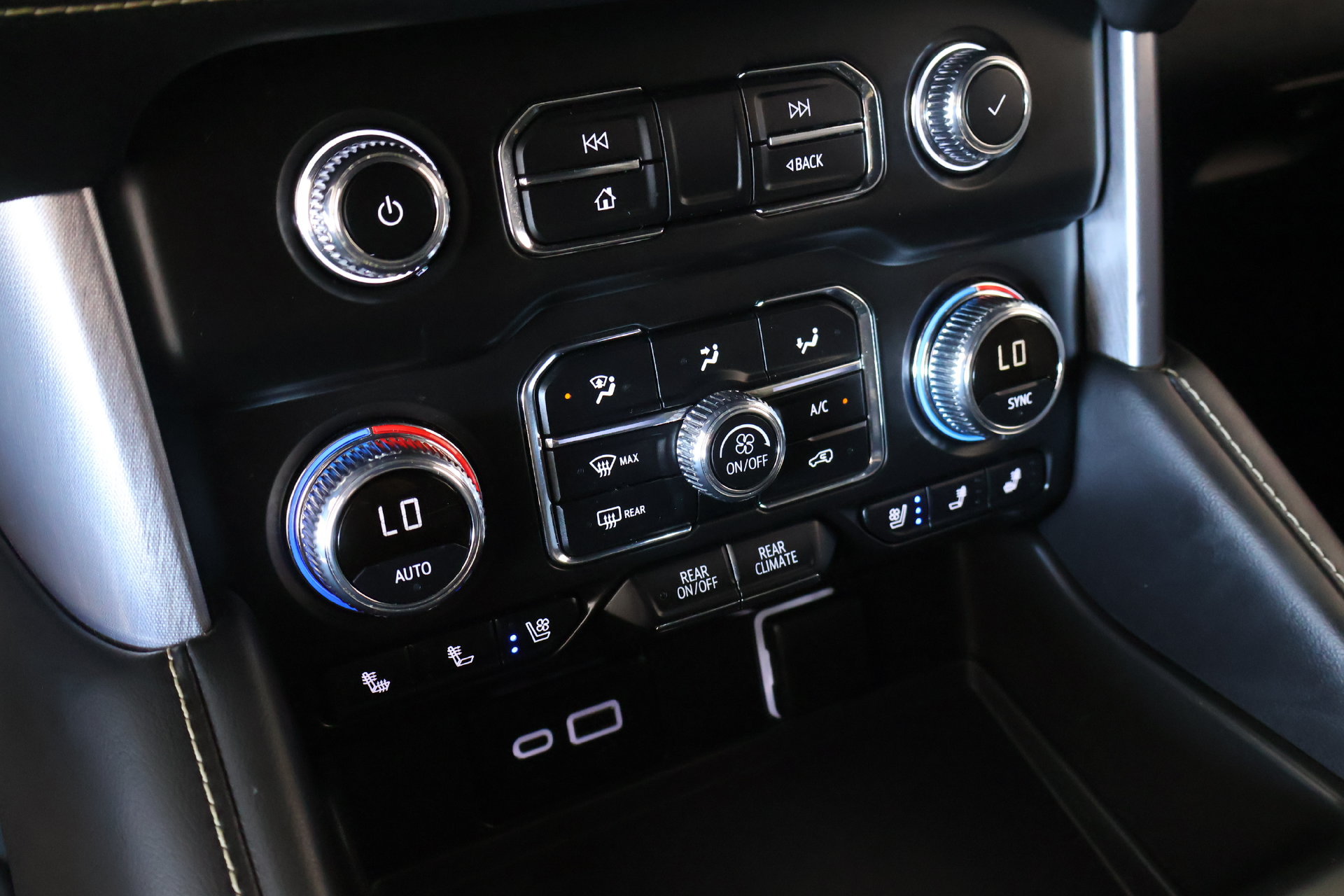 Used 2024 GMC Yukon XL SLT w/ SLT Luxury Package AWD/4WD image 7