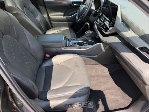 Used 2022 Toyota Highlander Platinum AWD/4WD image 26