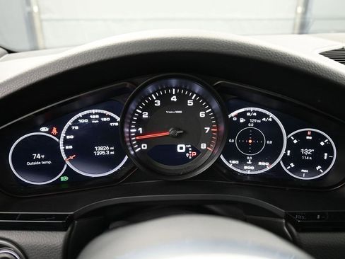 Certified 2023 Porsche Cayenne Platinum Edition image 19