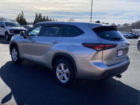 Used 2024 Toyota Highlander LE image 4