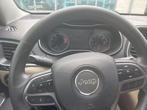 Used 2019 Jeep Cherokee Latitude w/ Popular Appearance Group FWD image 10