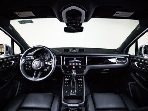 Certified 2026 Porsche Macan image 25