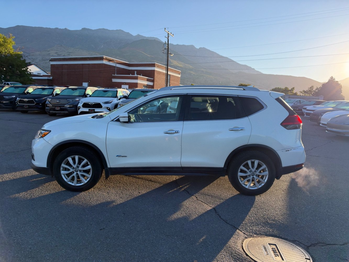 Used 2017 Nissan Rogue SV AWD/4WD image 2