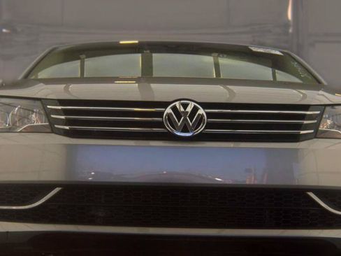 Used 2013 Volkswagen Passat 2.5 SE FWD image 3