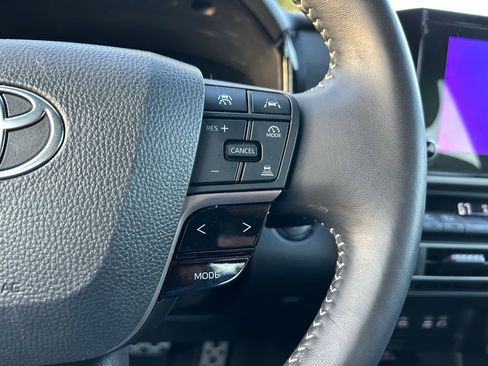 Used 2025 Toyota Camry SE image 19