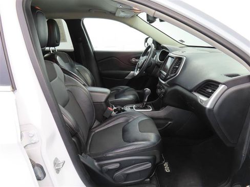 Used 2018 Jeep Cherokee Latitude Plus w/ Comfort/Convenience Group FWD image 34