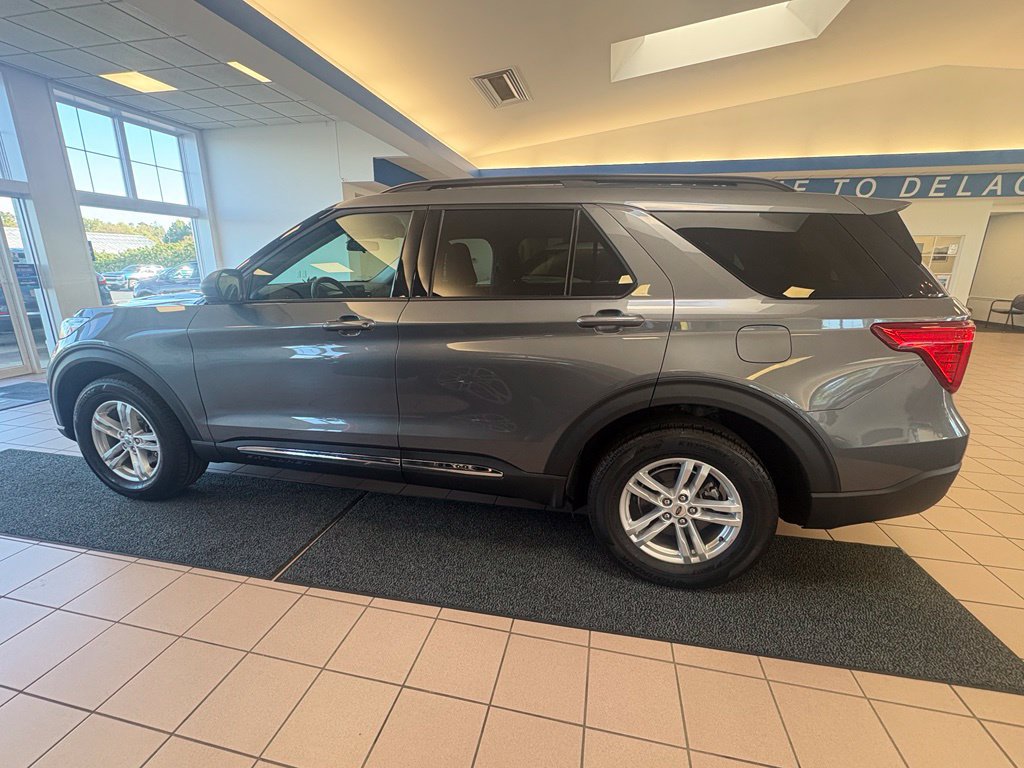 Used 2022 Ford Explorer XLT AWD/4WD image 2