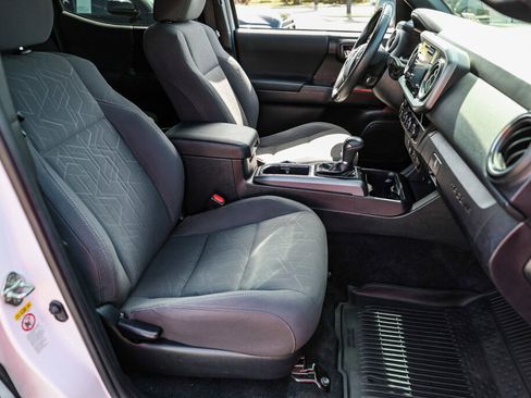 Used 2018 Toyota Tacoma TRD Off-Road w/ Technology Package image 7