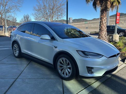 Used 2020 Tesla Model X Long Range image 4