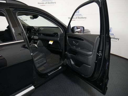 New 2025 Honda Pilot Touring image 7