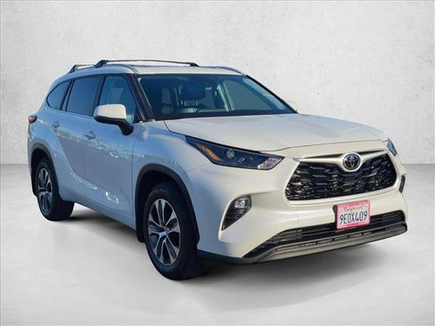 Used 2023 Toyota Highlander XLE FWD image 3