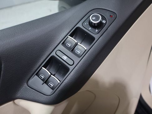Used 2012 Volkswagen Tiguan SE image 14