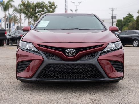 Used 2018 Toyota Camry SE image 2