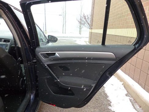 Used 2016 Volkswagen Golf SE image 42