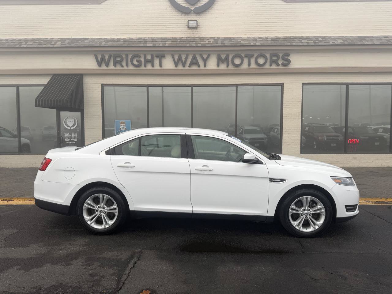 Used 2018 Ford Taurus SEL FWD image 2