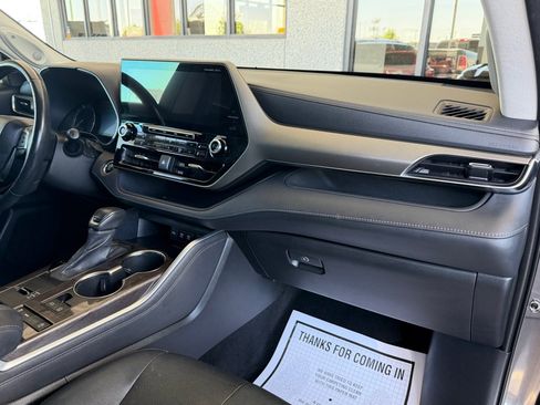 Used 2021 Toyota Highlander Limited FWD image 39